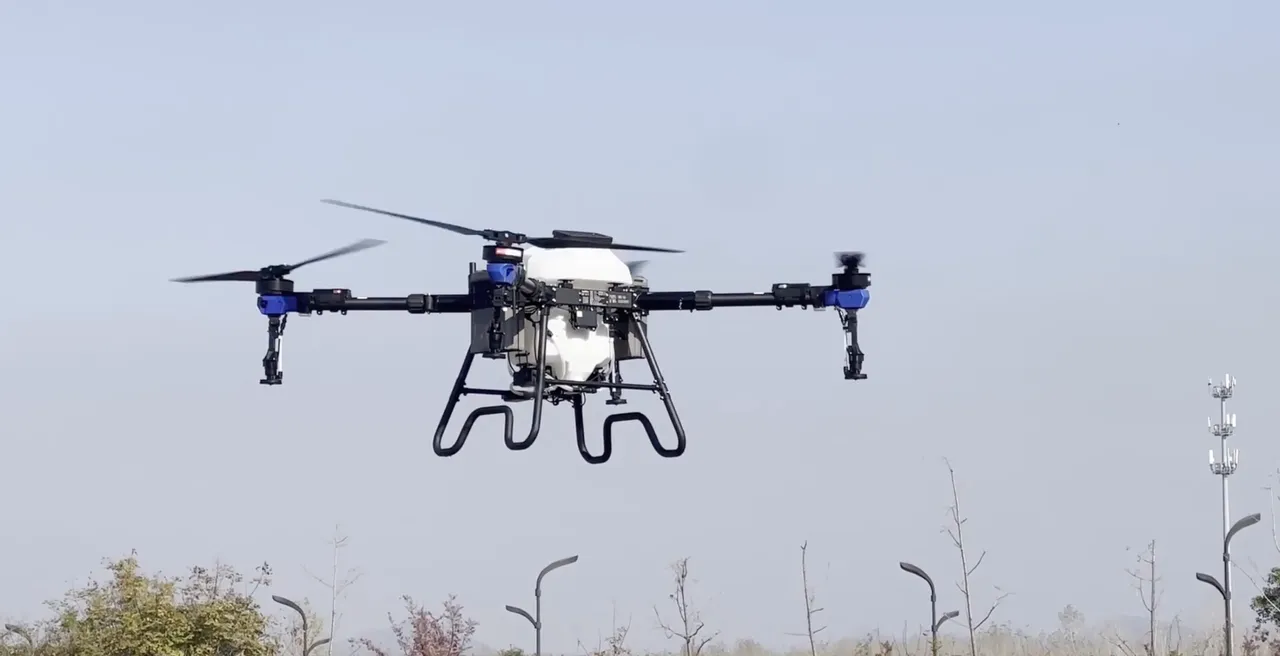 طائرة TopXGun FP600 الزراعية المسيّرة أثناء الطيران